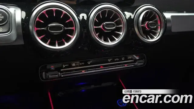 Mercedes-Benz GLB-Class 2021 — ფოტო 26/32