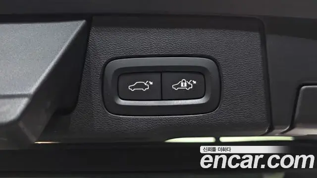 Volvo XC60 2020 — Photo 28/34