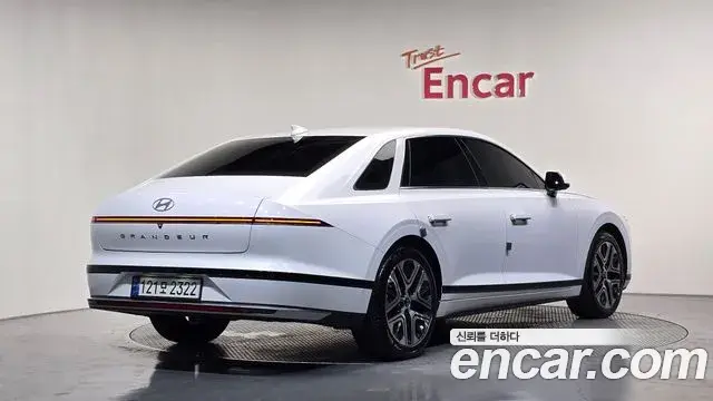 Hyundai Grandeur Hybrid 2023 — Photo 28/30
