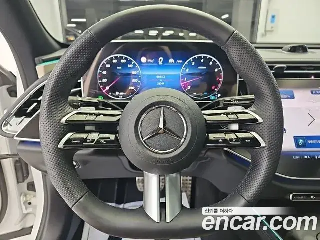 Mercedes-Benz E-Class 2025 — Photo 10/19