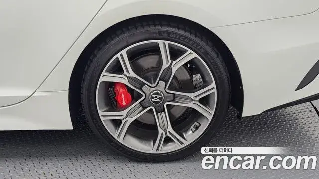 Kia Stinger 2018 — Şəkil 31/34