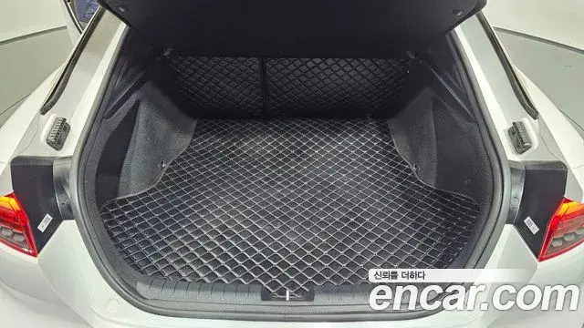 Kia Stinger 2018 — Şəkil 14/34