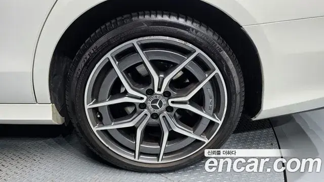 Mercedes-Benz E-Class 2021 — Photo 12/37