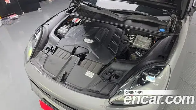Porsche Cayenne 2021 — ფოტო 28/33