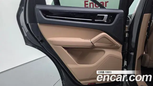 Porsche Cayenne 2021 — ფოტო 8/33