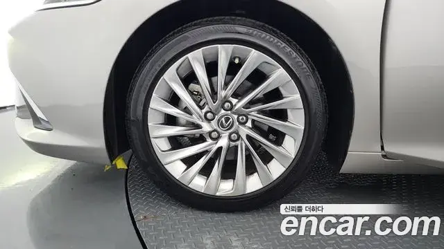 Lexus ES300h 2022 — Şəkil 23/34