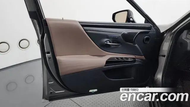 Lexus ES300h 2022 — Şəkil 29/34