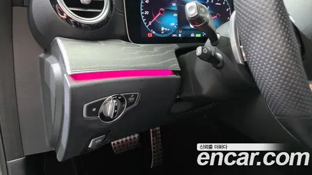 Mercedes-Benz E-Class 2022 — ფოტო 14/20