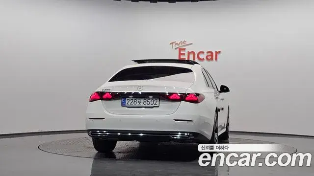 Mercedes-Benz E-Class 2024 — Photo 4/20