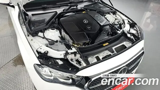 Mercedes-Benz E-Class 2024 — Photo 6/20