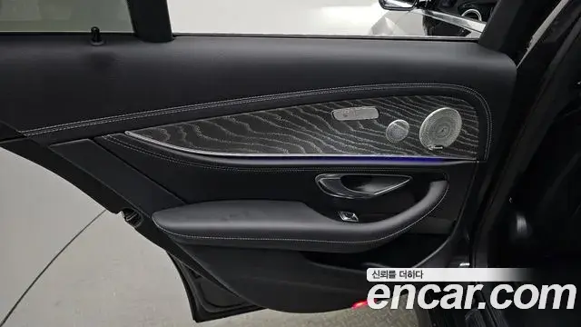 Mercedes-Benz E-Class 2022 — ფოტო 25/35