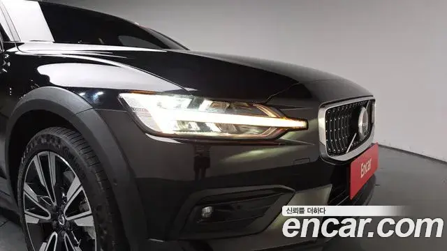 Volvo V60 Cross Country 2023 — Photo 5/39