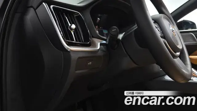 Volvo V60 Cross Country 2023 — Photo 13/39