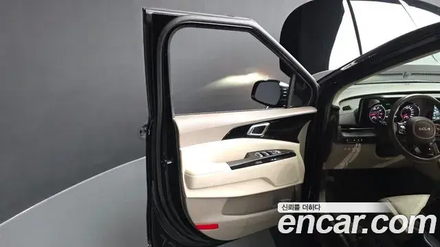 Kia Carnival 2023 — ფოტო 33/45