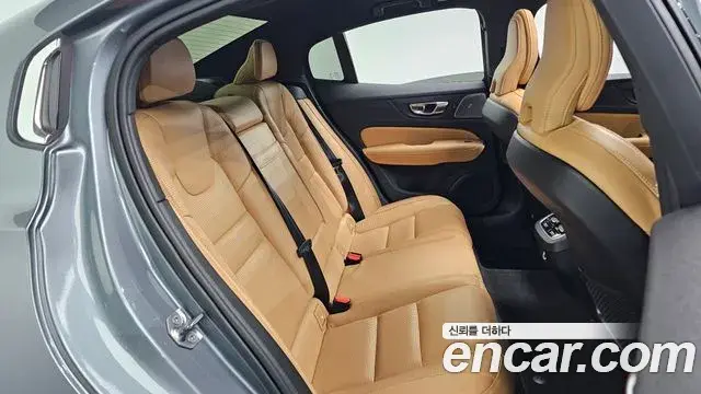 Volvo S60 2019 — Фото 11/20