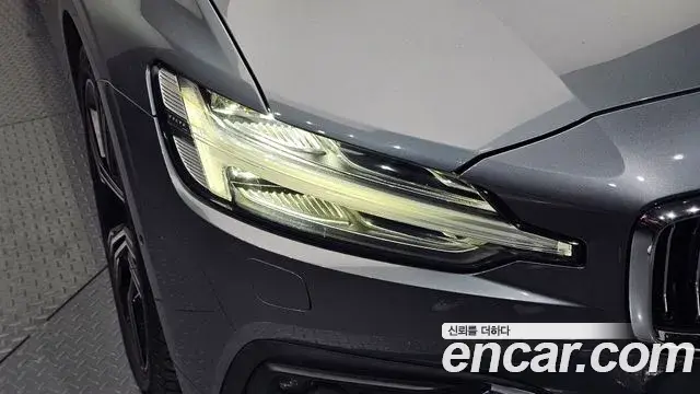 Volvo S60 2019 — Şəkil 33/37