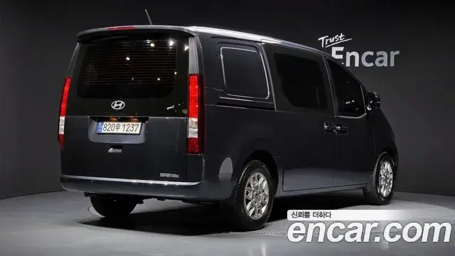 Hyundai Staria 2024 — Фото 2/20