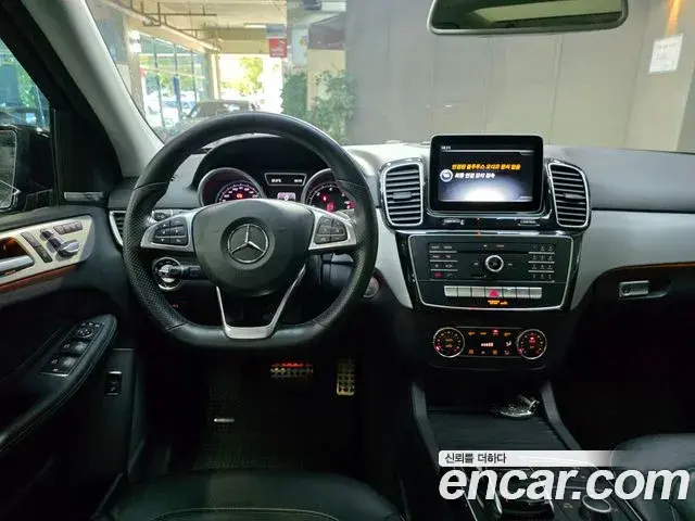 Mercedes-Benz GLE-Class 2018 — Фото 10/20