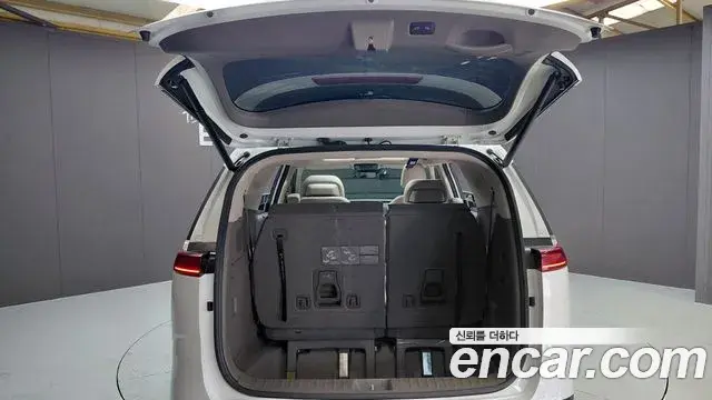 Kia Carnival 2023 — Фото 18/20