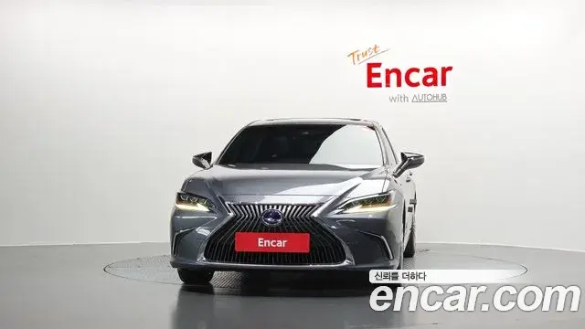Lexus ES300h 2020 — Photo 3/20
