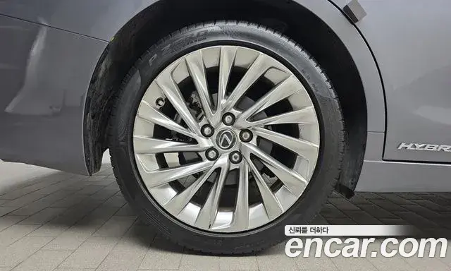 Lexus ES300h 2020 — Photo 5/20