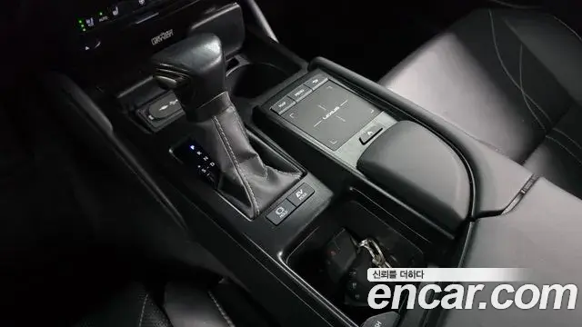 Lexus ES300h 2020 — Photo 9/20