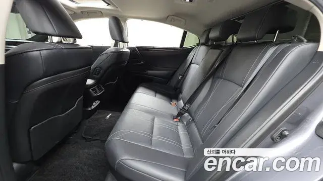 Lexus ES300h 2020 — Photo 12/20