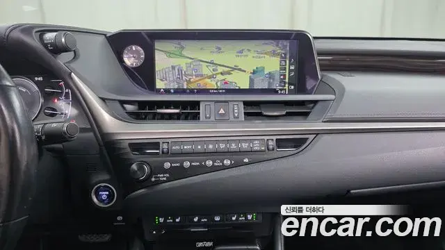 Lexus ES300h 2020 — Photo 13/20