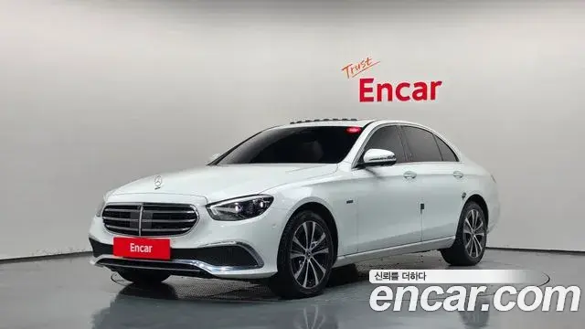 Mercedes-Benz E-Class 2021 — Photo 1/20