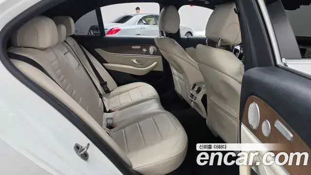 Mercedes-Benz E-Class 2021 — Photo 11/20