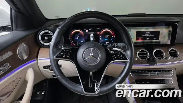 Mercedes-Benz E-Class 2021 — Photo 12/20