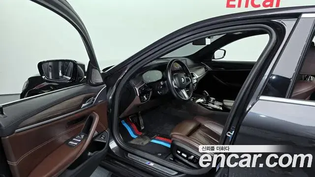 BMW 5 Series 2020 — ფოტო 15/20