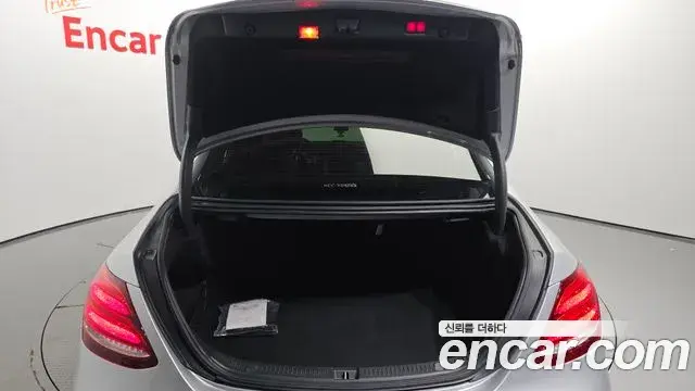 Mercedes-Benz E-Class 2019 — Photo 12/20