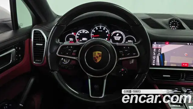 Porsche Cayenne 2021 — ფოტო 13/20