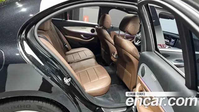 Mercedes-Benz E-Class 2019 — ფოტო 15/20