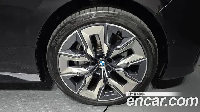 BMW i7 2022 — ფოტო 15/20