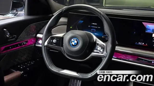 BMW i7 2022 — ფოტო 17/20