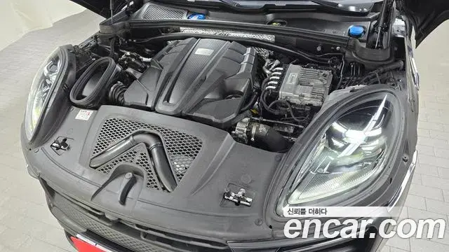 Porsche Macan 2023 — ფოტო 11/20