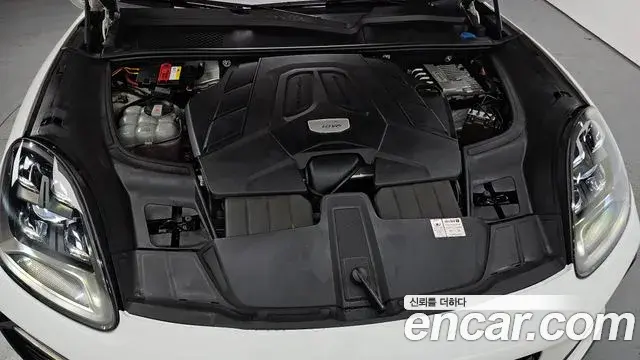 Porsche Cayenne 2021 — ფოტო 13/20