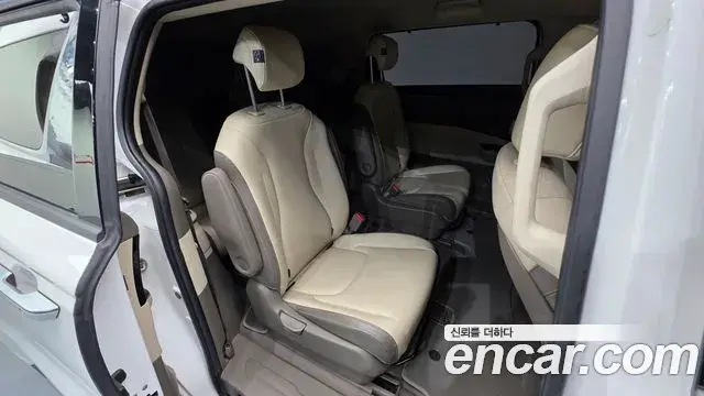 Kia Carnival 2021 — Фото 19/20