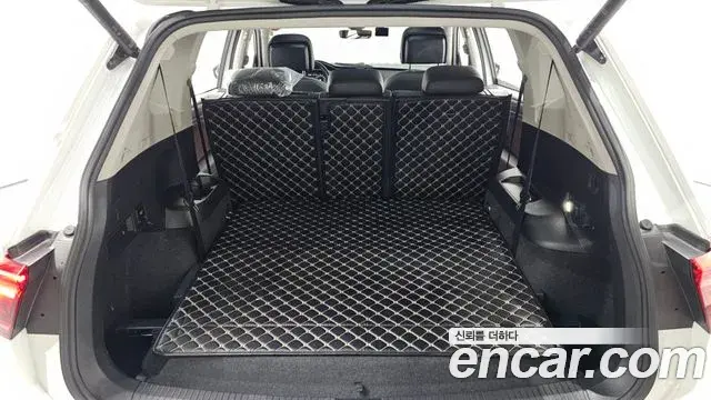 Volkswagen Tiguan Allspace 2023 — Photo 19/20