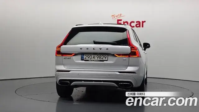 Volvo XC60 2021 — ფოტო 7/20