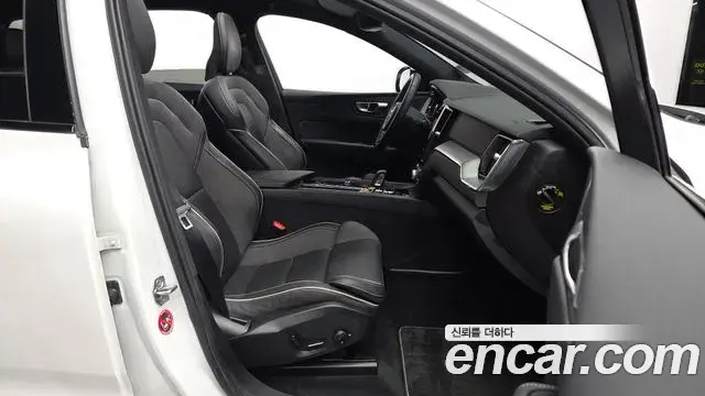 Volvo XC60 2021 — ფოტო 15/20