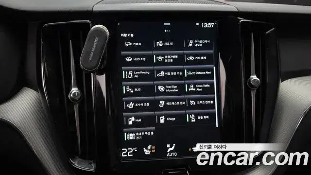 Volvo XC60 2021 — ფოტო 17/20