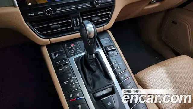 Porsche Macan 2021 — Фото 9/20
