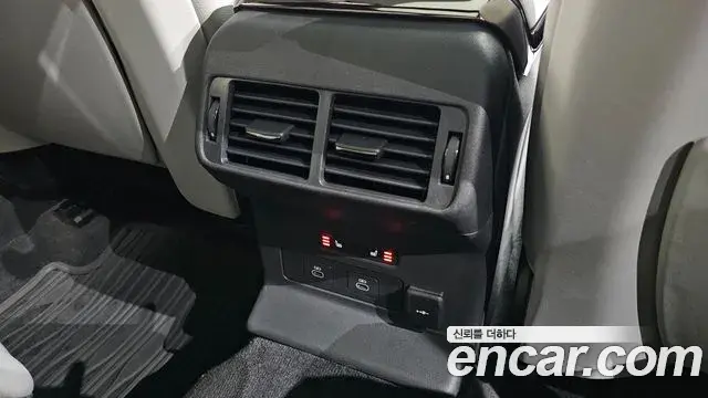 Land Rover Range Rover Velar 2024 — Photo 17/20