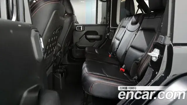 Jeep Wrangler 2018 — ფოტო 23/32