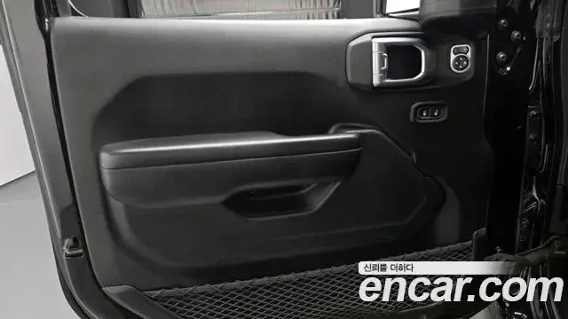 Jeep Wrangler 2018 — ფოტო 13/32