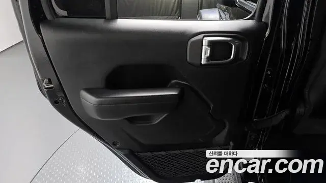 Jeep Wrangler 2018 — ფოტო 7/32