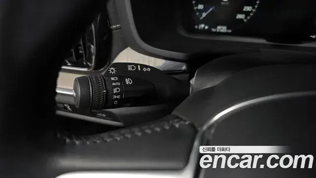 Volvo V60 Cross Country 2020 — ფოტო 21/35